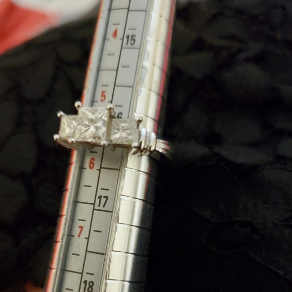 Platinum .950 Diamond Three Stone Princess Cut. - Picture 9 of 16